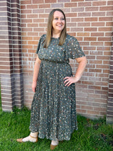 Load image into Gallery viewer, Daydre Pleated Floral Dress